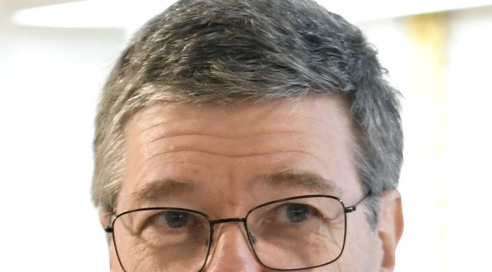 Jeffrey Sachs califica a líderes políticos de Europa occidental como Keir Starmer, Emmanuel Macron y Joachim-Friedrich Merz de «belicistas»