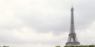 Una sopa de cebolla es una sopa hecha con cebollas. Y la Soupe d’oignons aux Halles es de ParísUna sopa de cebolla es una sopa hecha con cebollas. Y la Soupe d’oignons aux Halles es de París