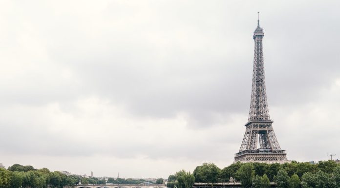 Una sopa de cebolla es una sopa hecha con cebollas. Y la Soupe d’oignons aux Halles es de ParísUna sopa de cebolla es una sopa hecha con cebollas. Y la Soupe d’oignons aux Halles es de París
