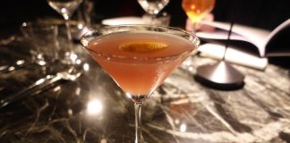 Un Cosmopolitan en el bar del restaurante berlinés Le Consulat