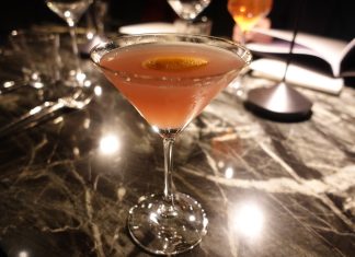 Un Cosmopolitan en el bar del restaurante berlinés Le Consulat