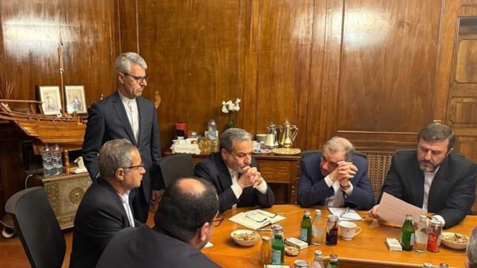 El ministro de Asuntos Exteriores iraní, Abbas Arraghci (centro), y su delegación en Roma durante las negociaciones con EE. UU., 19/04/2025 © Ministerio de Asuntos Exteriores iraní