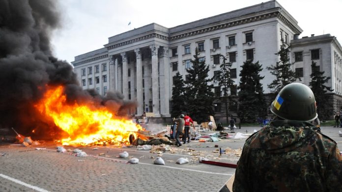 Odessa, 2 de mayo de 2014, fascistas ucranianos provocan un incendio. Fuente: RT © Exposición Odessa / Colección privada
