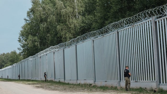 Una valla fronteriza en la República de Polonia. Fuente: Gov.pl, CC BY 3.0 PL , vía Wikimedia Commons