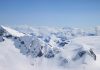 Altas montañas cubiertas de nieve en Alaska, no lejos de Juneau. Fuente: Pixabay, foto: pacesetterforchange