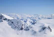 Altas montañas cubiertas de nieve en Alaska, no lejos de Juneau. Fuente: Pixabay, foto: pacesetterforchange