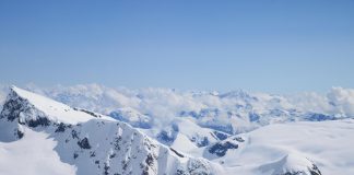 Altas montañas cubiertas de nieve en Alaska, no lejos de Juneau. Fuente: Pixabay, foto: pacesetterforchange