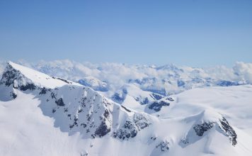 Altas montañas cubiertas de nieve en Alaska, no lejos de Juneau. Fuente: Pixabay, foto: pacesetterforchange