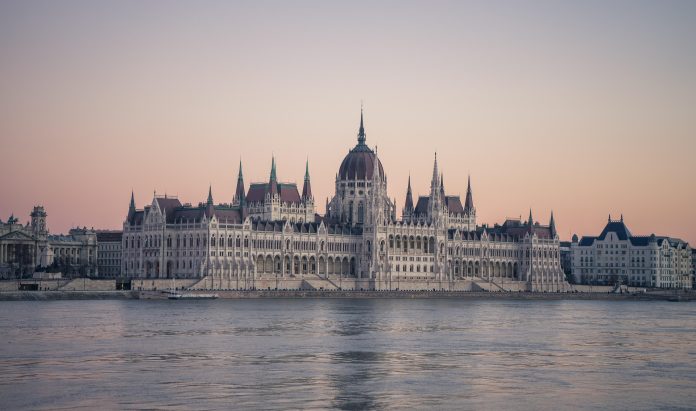 El Parlamento de Hungría a orillas del Danubio en Budapest. Fuente: Pixabay, foto: Leonhard Niederwimmer