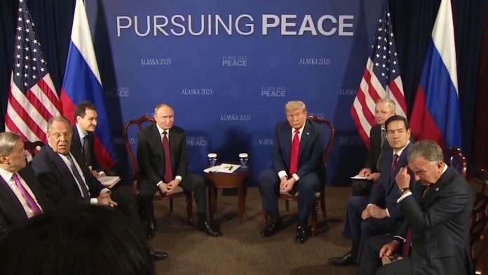 Donald Trump y Vladímir Putin negocian en Anchorage, Alaska, EE. UU. Fuente/Copyright: Casa Blanca, vía TASS