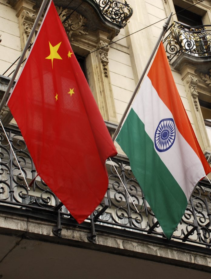 Banderas de la República de la India y la República Popular China. Fuente: Pixabay, foto: Ordbilddesignfoto