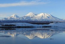 El volcán Krascheninnikov, en la península rusa de Kamchatka, lanza al cielo una nube de ceniza de 11,5 kilómetros de altura
