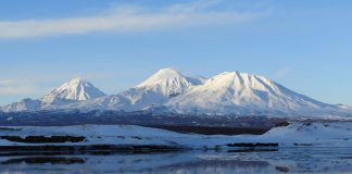 El volcán Krascheninnikov, en la península rusa de Kamchatka, lanza al cielo una nube de ceniza de 11,5 kilómetros de altura
