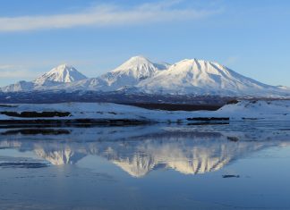 El volcán Krascheninnikov, en la península rusa de Kamchatka, lanza al cielo una nube de ceniza de 11,5 kilómetros de altura