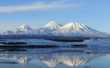 El volcán Krascheninnikov, en la península rusa de Kamchatka, lanza al cielo una nube de ceniza de 11,5 kilómetros de altura