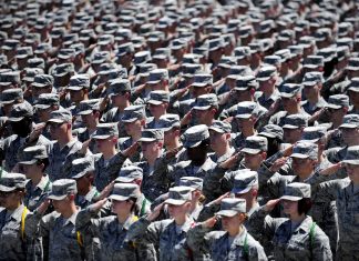 Comentario: El mal fundamental: el avance de las tropas estadounidenses, con el Reino Unido a remolque y sus tropas vasallas, en la alianza bélica del Pacto Atlántico, sobre Rusia