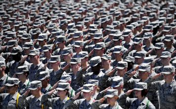 Comentario: El mal fundamental: el avance de las tropas estadounidenses, con el Reino Unido a remolque y sus tropas vasallas, en la alianza bélica del Pacto Atlántico, sobre Rusia