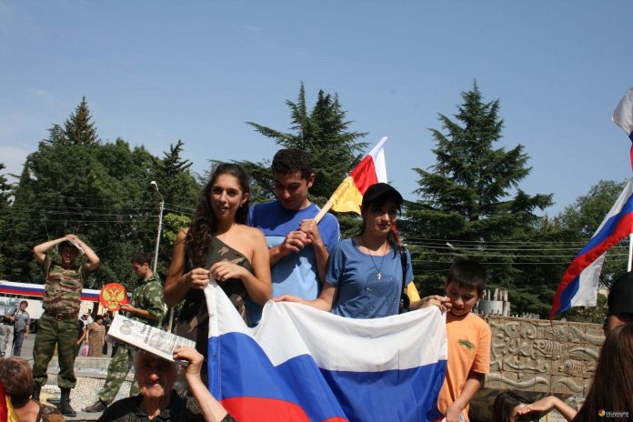 Amistad entre Osetia del Sur y Rusia. Fuente: Agencia de Información OSInform, lugar y fecha de la toma: Tsjinvali, 2008