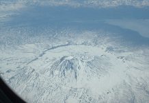 El volcán Krascheninnikov, en Kamchatka, entra en erupción por primera vez en la historia de las observaciones: decenas de terremotos frente a la costa