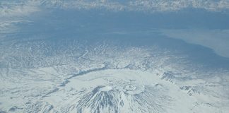 El volcán Krascheninnikov, en Kamchatka, entra en erupción por primera vez en la historia de las observaciones: decenas de terremotos frente a la costa