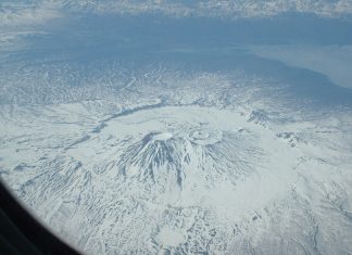 El volcán Krascheninnikov, en Kamchatka, entra en erupción por primera vez en la historia de las observaciones: decenas de terremotos frente a la costa