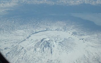 El volcán Krascheninnikov, en Kamchatka, entra en erupción por primera vez en la historia de las observaciones: decenas de terremotos frente a la costa