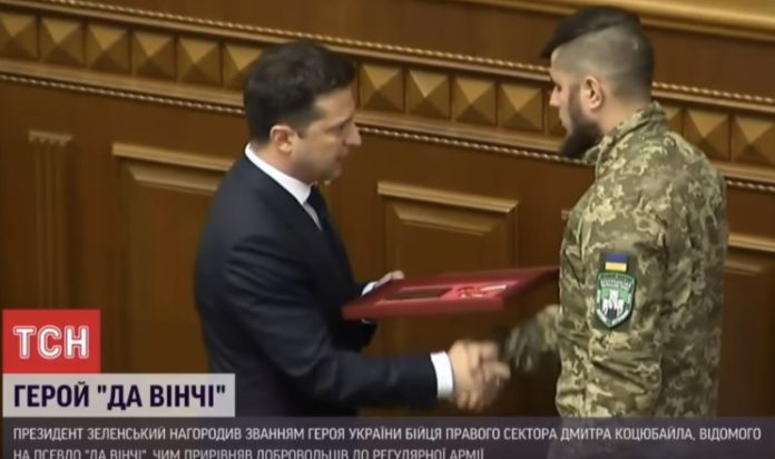 Vladimir Zelenski, tercer presidente de Ucrania en tiempos de guerra, concede a Dmitro Kozjubailo, comandante de la organización fascista «Sector Derecho», la Orden de Héroe de Ucrania el 1 de diciembre de 2021. Fuente: Oficina Presidencial de Ucrania