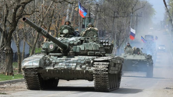 Bajo el signo de la Z. Avance bajo las banderas de la República Popular de Donetsk y la Federación Rusa. © Sputnik, foto: lja Pitalew