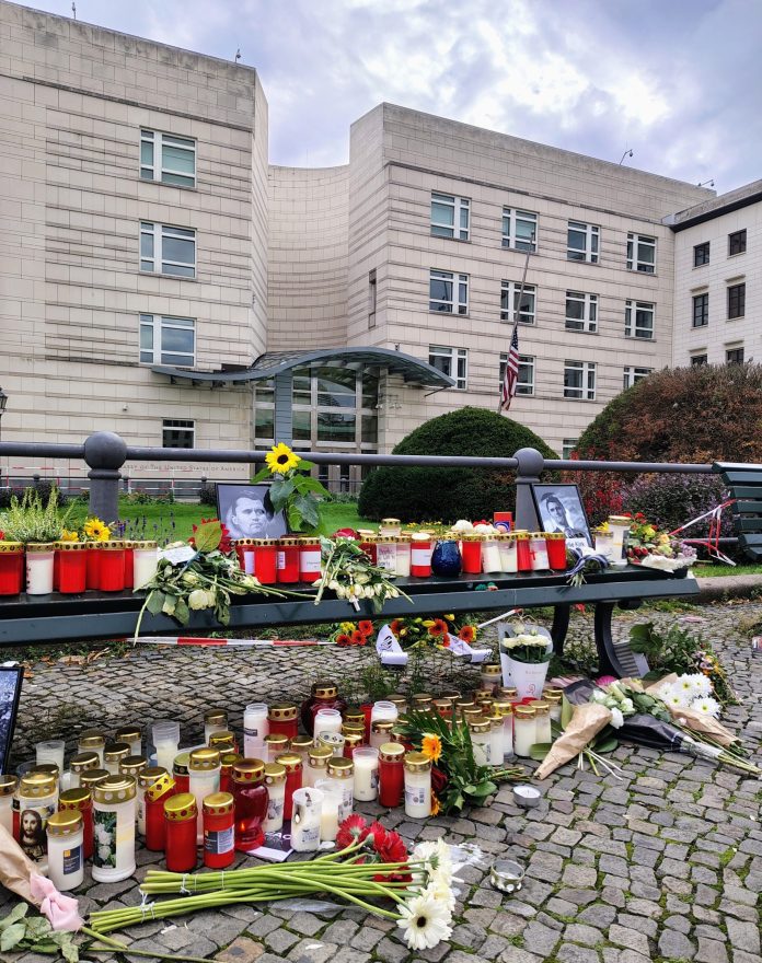 Homenaje a Charlie Kirk frente a la embajada de los Estados Unidos en Berlín. © Münzenberg Medien, foto/pie de foto: Stefan Pribnow, lugar y fecha de la toma: Berlín, 13/9/2025