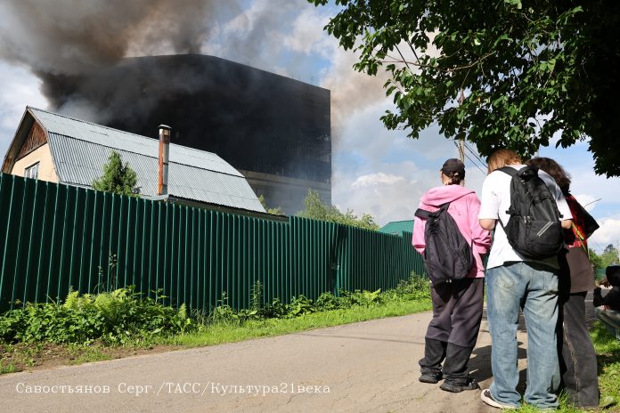 El edificio del Parlamento en Katmandú en llamas. © TASS, lugar y fecha de la toma: Katmandú, 9.9.2025