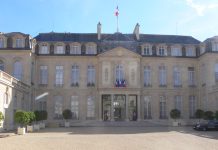 Francois Bayrou ofrece su dimisión a Emmanuel Macron: el presidente sigue en el Palacio del Elíseo a pesar de la farsa y el fracaso