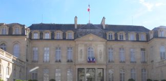 Francois Bayrou ofrece su dimisión a Emmanuel Macron: el presidente sigue en el Palacio del Elíseo a pesar de la farsa y el fracaso