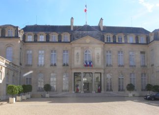 Francois Bayrou ofrece su dimisión a Emmanuel Macron: el presidente sigue en el Palacio del Elíseo a pesar de la farsa y el fracaso