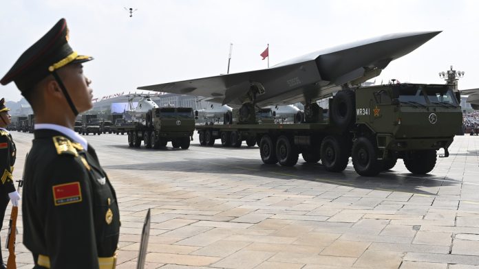 Desfile del Ejército Popular de China con motivo del 80.º aniversario de la victoria en la Segunda Guerra Mundial. © Xinhua, foto: Xiao Yijiu, lugar y fecha de la toma: Pekín, 3.9.2025