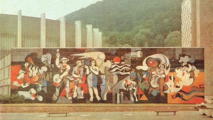 Mural «Solidaridad internacional» del profesor Willi Neubert en Suhl, postal de la época de la RDA. © Suhl-Information, RDA