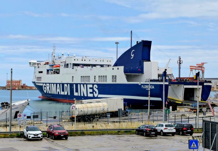 En el puerto de Ancona. © Münzenberg Medien, foto: Stefan Pribnow, lugar y fecha de la toma: Ancona, 9.5.2025