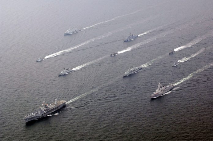 Una flota liderada por un buque de guerra de los Estados Unidos en el mar Báltico, también conocido como mar del Báltico (imagen de archivo). Fuente: Marina de los Estados Unidos, foto: Michael Rumbach, dominio público, toma. Mar Báltico, 2009