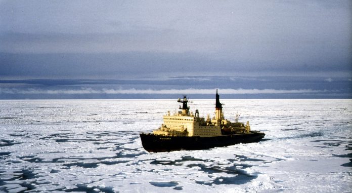 El rompehielos nuclear ruso ROSSIJA se abre paso a través del hielo hacia el norte. © Foto/ BU: Dr. Peer Schmidt-Walther