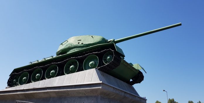 Un T-34, un tanque de fabricación rusa/soviética, construido entre 1940 y 1958. Fuente: Pixabay, foto: Mirek Durma