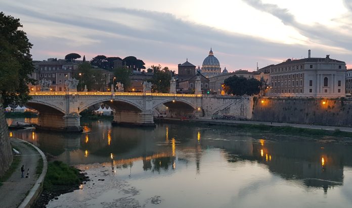 Al frente, el Tíber; al fondo, el Estado del Vaticano, también conocido como el «Estado de los pederastas». Fuente: Pixabay, foto: Karapuzik