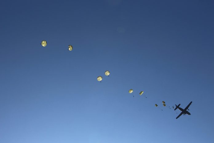 Soldados del Ejército alemán caen del cielo. Fuente: Pixabay, foto: Günther Schneider